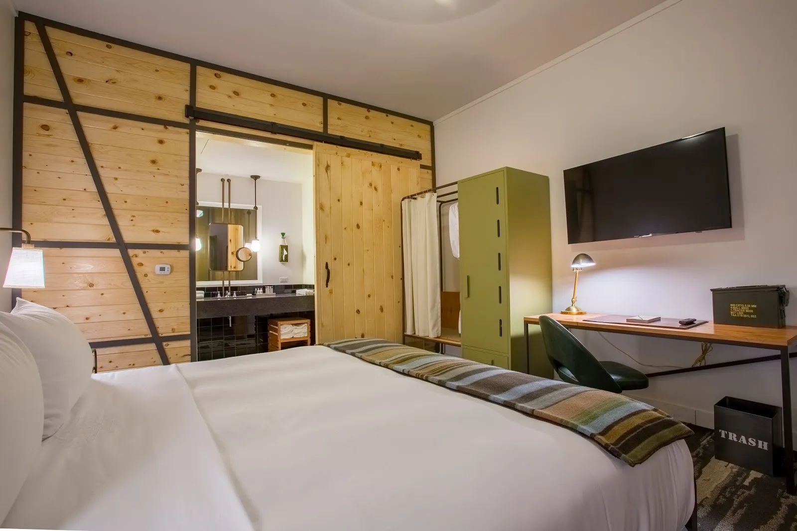 bedroom-kingbed-2