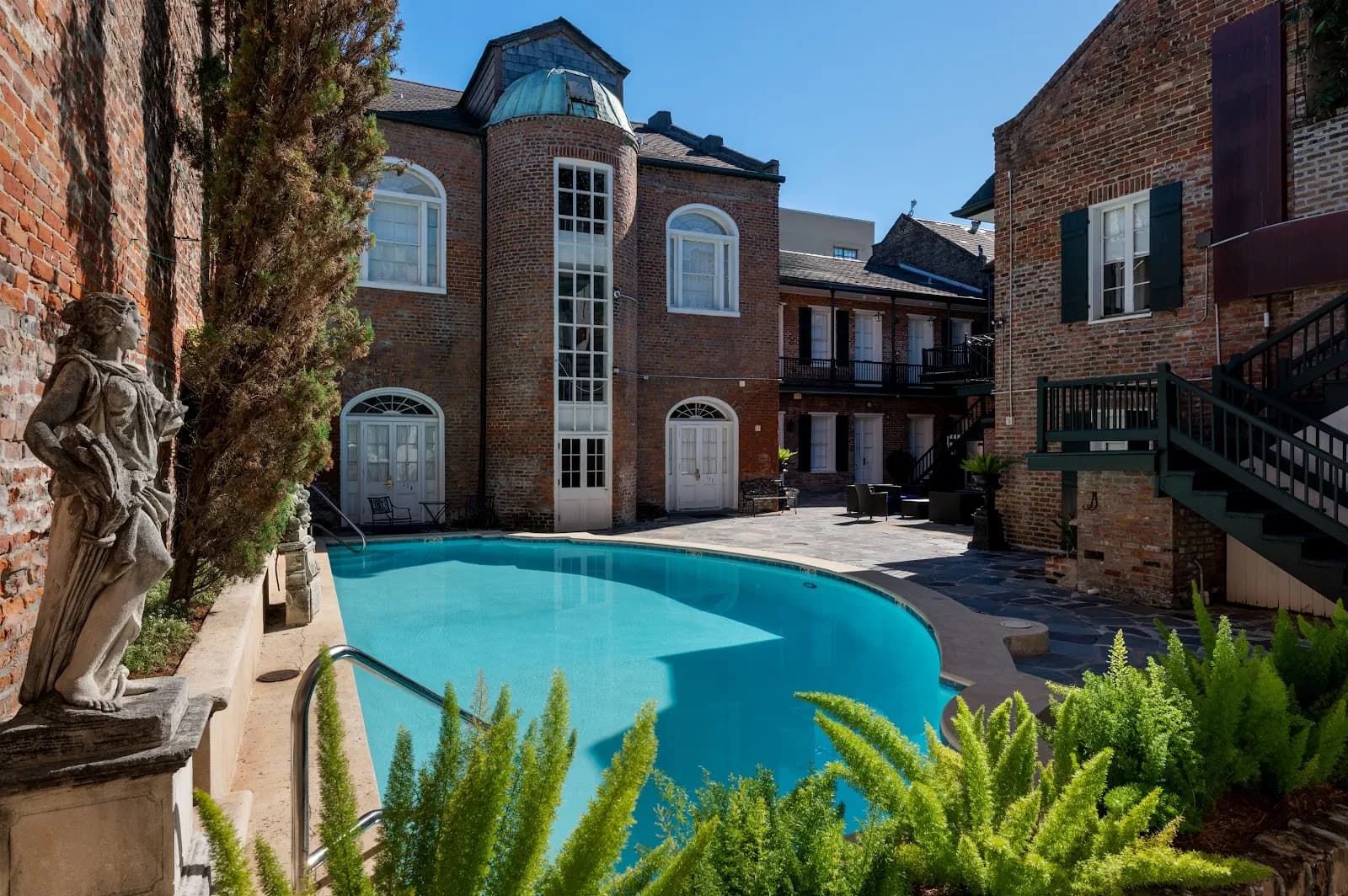 amenities-poolcourtyard