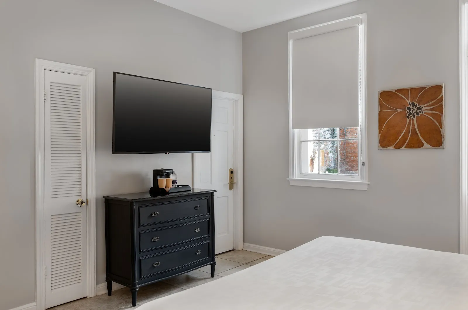 bedroom-tvdresser