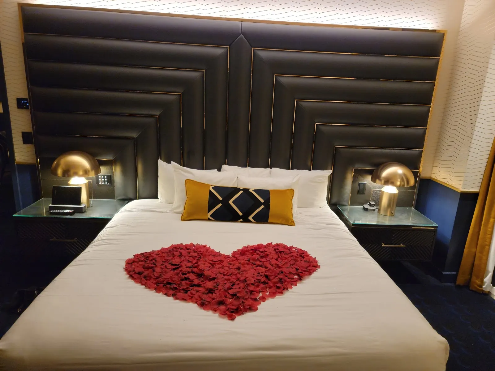 bedroom-kingbed