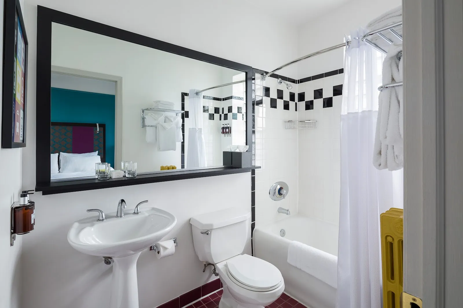citysuiteshotel_bathroom_bathtub