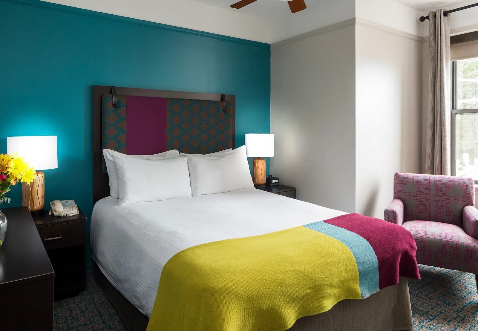 citysuiteshotel_bedroom_queenbed