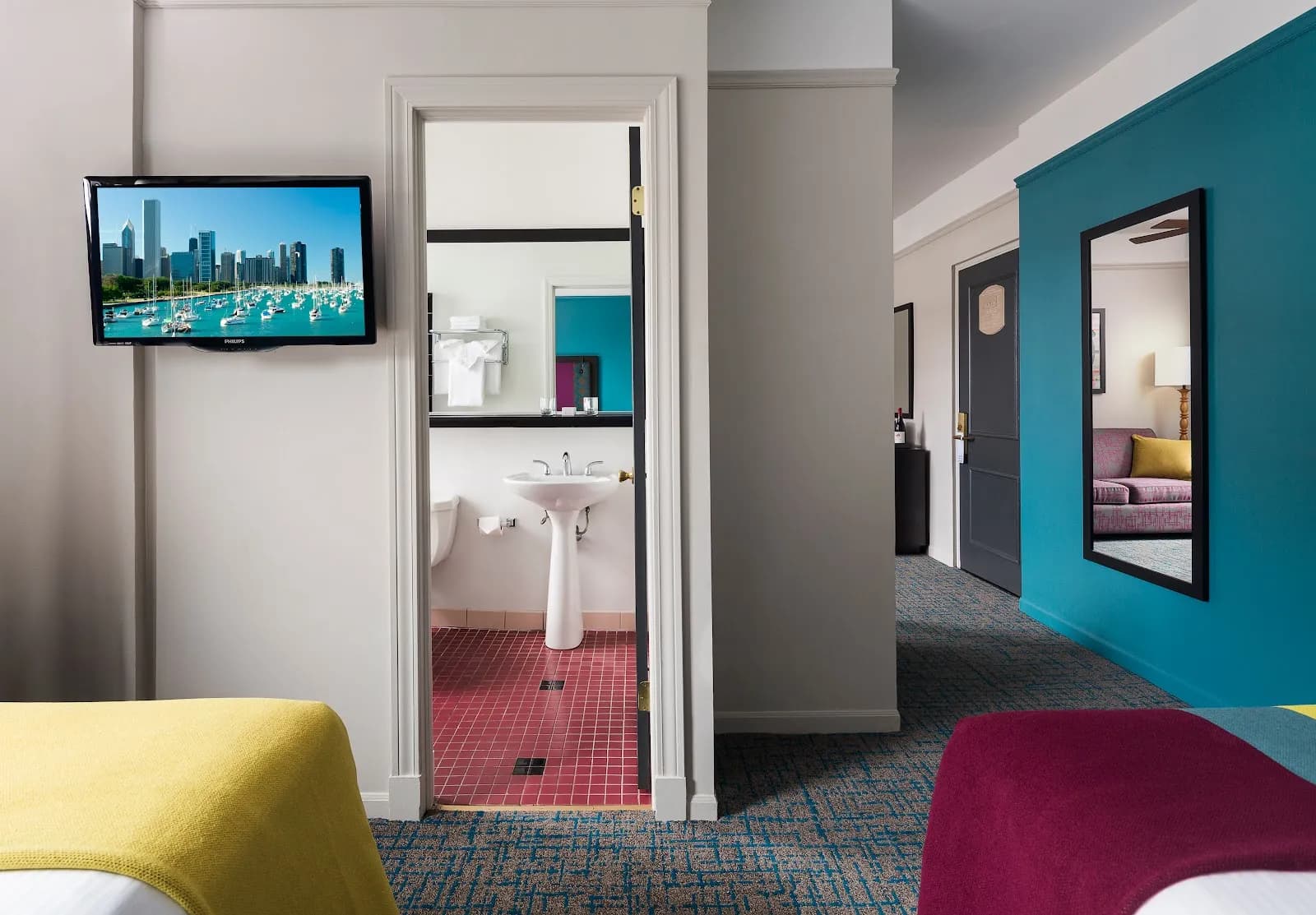 citysuiteshotel_bedroom_suiteview