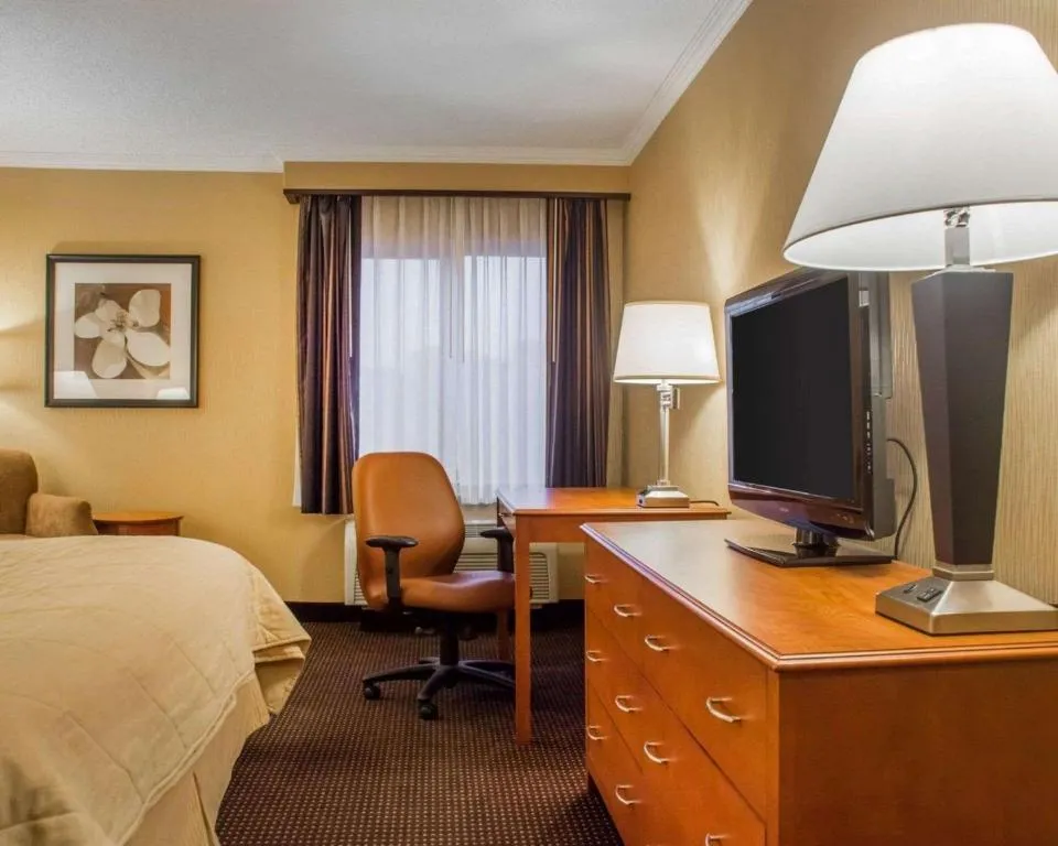 Clarion Hotel Riverfront and Suites - Photo 2