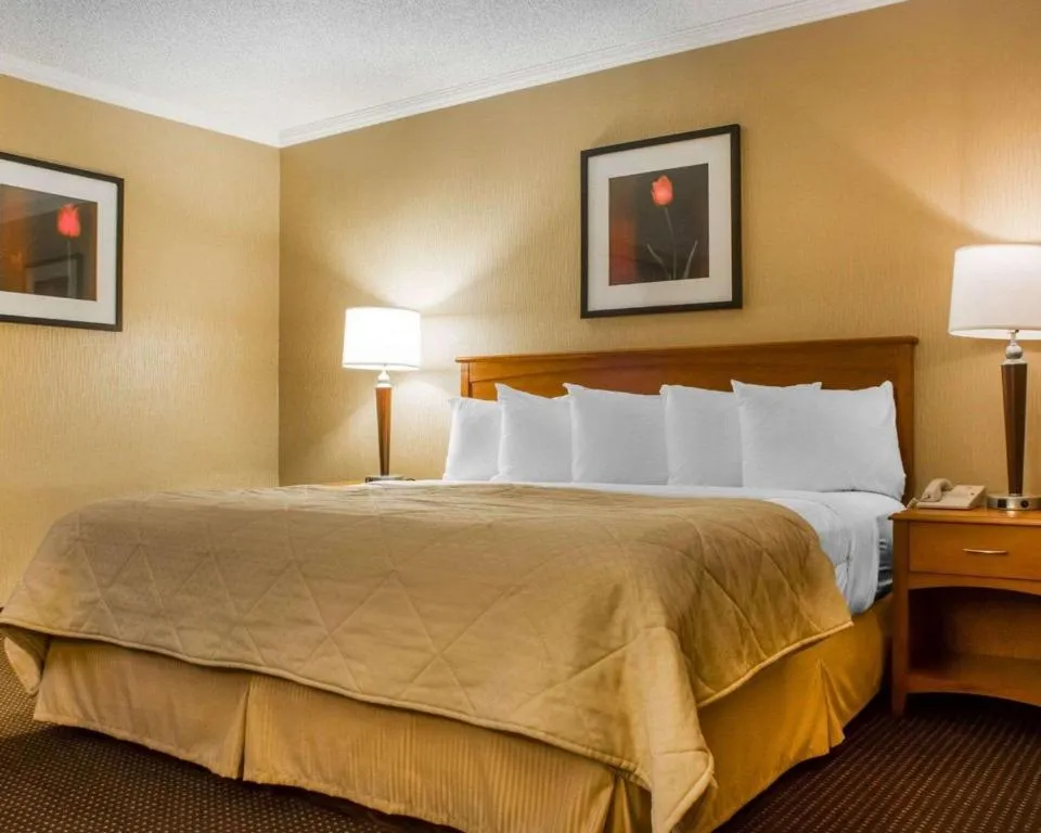 Clarion Hotel Riverfront and Suites - Photo 1
