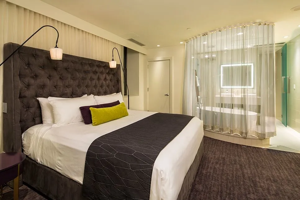 bedroom-kingbed