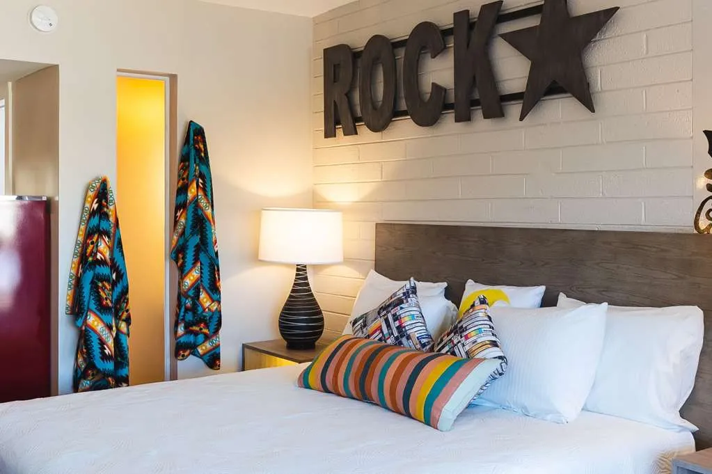 bedroom-kingbed-3