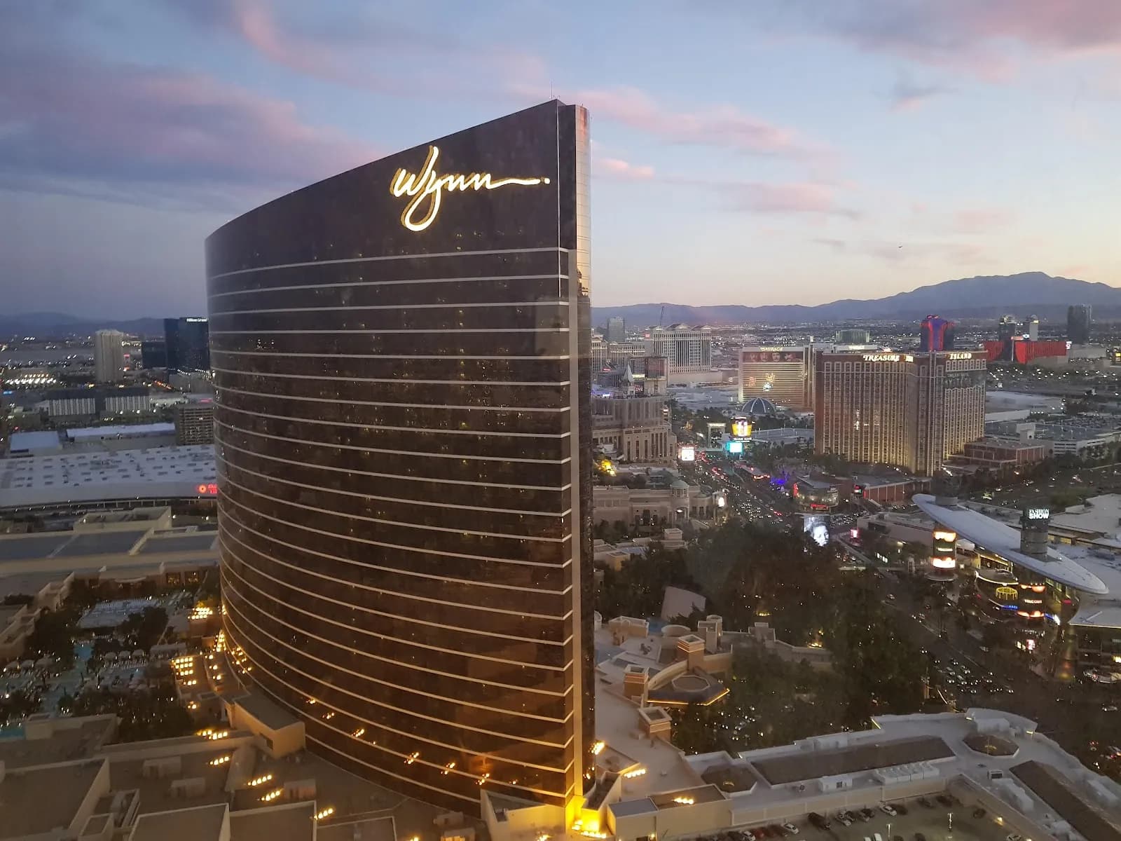 encoreatwynnlasvegas_exterior_aerialview