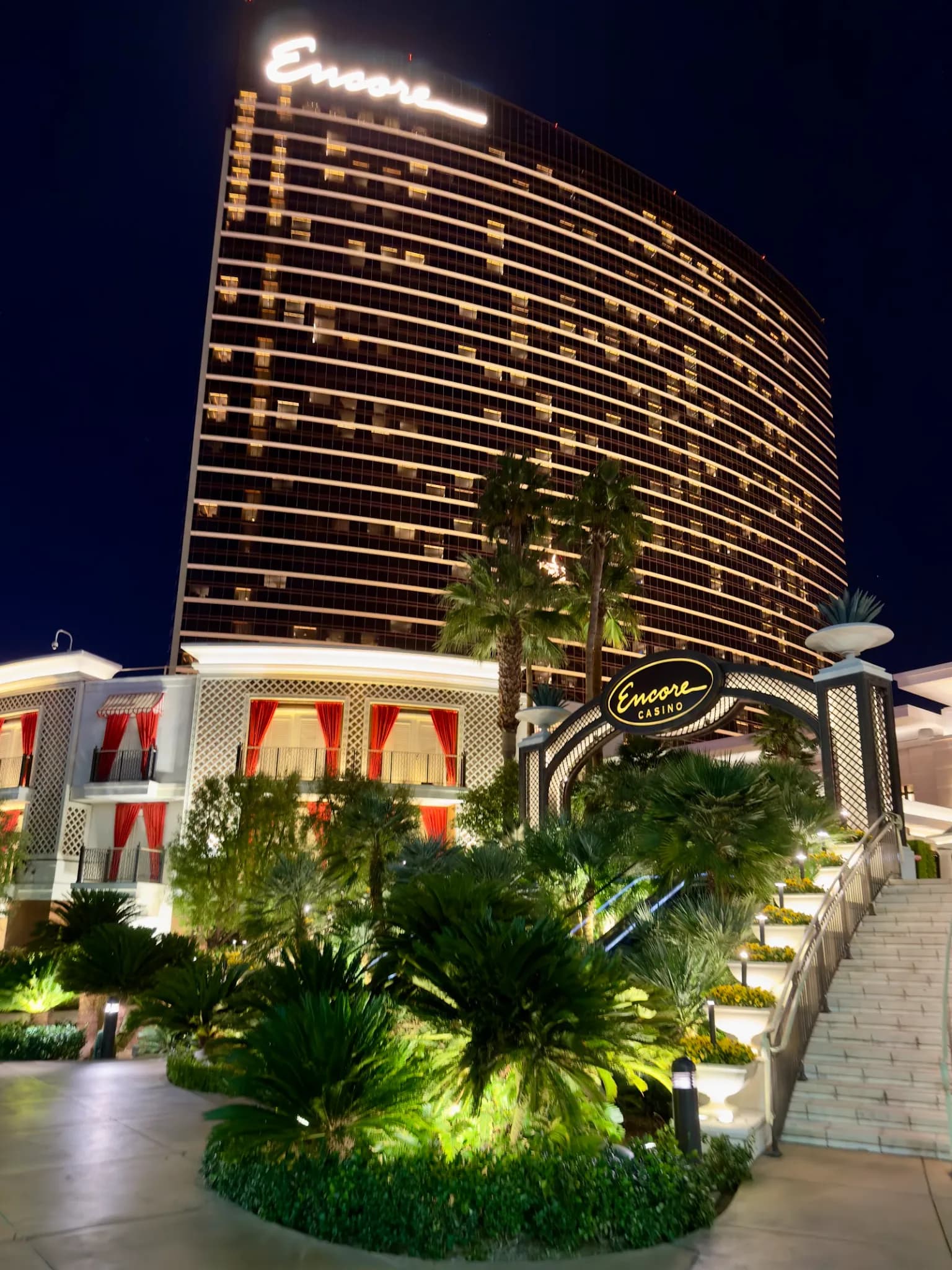 encoreatwynnlasvegas_exterior_nightview