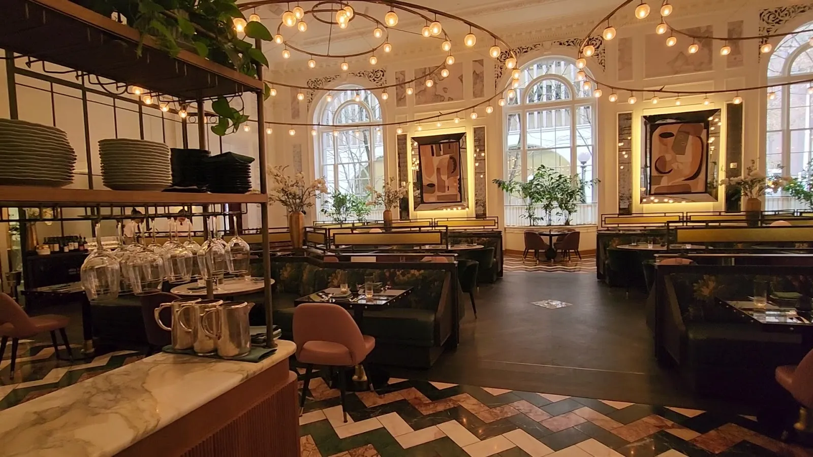 fairmontolympichotel_dining_restaurantseating_2