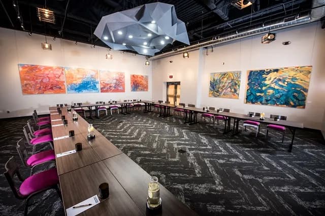 foundrephoenix_amenities_conferenceroom