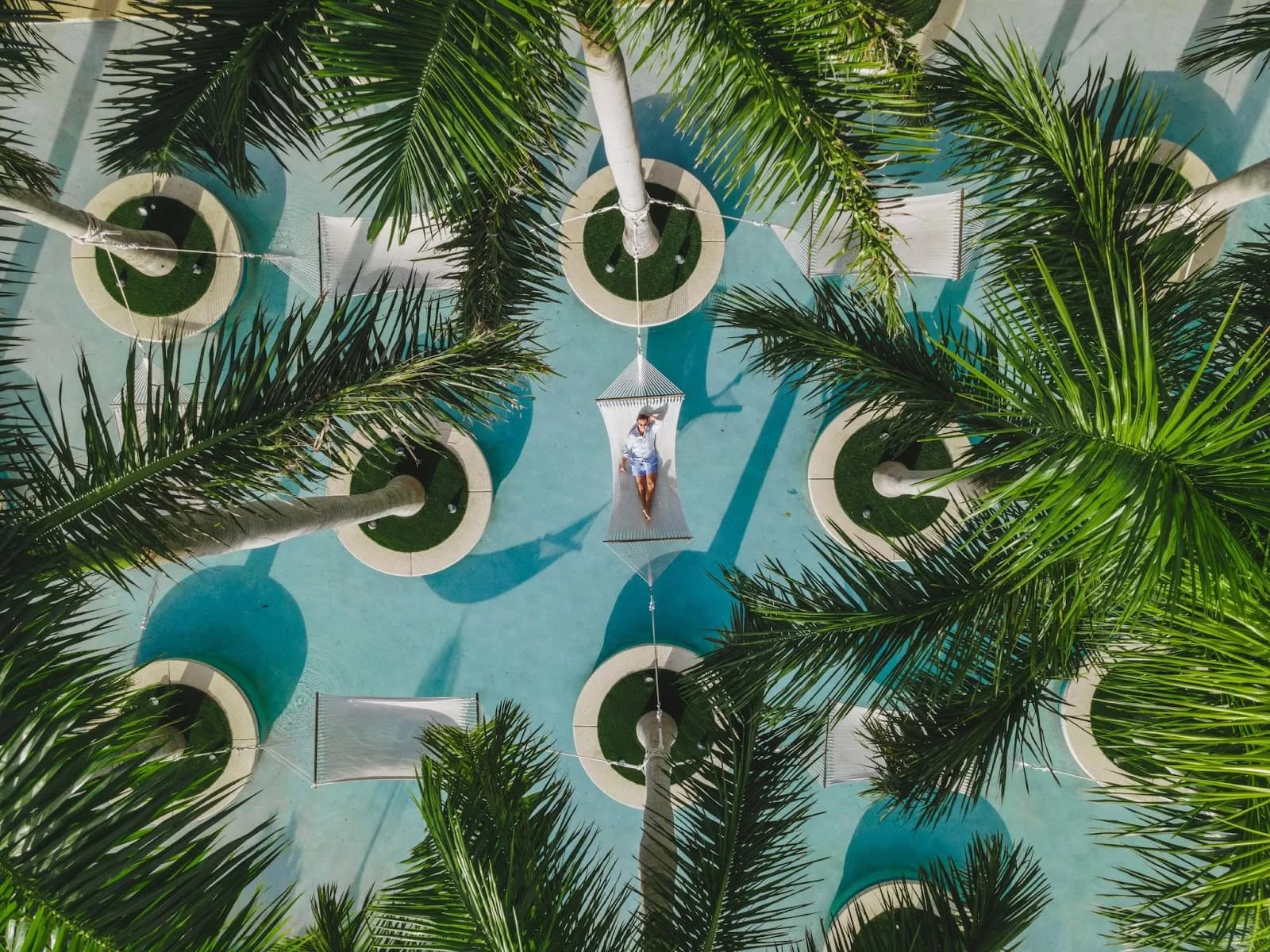 amenities-poolhammock