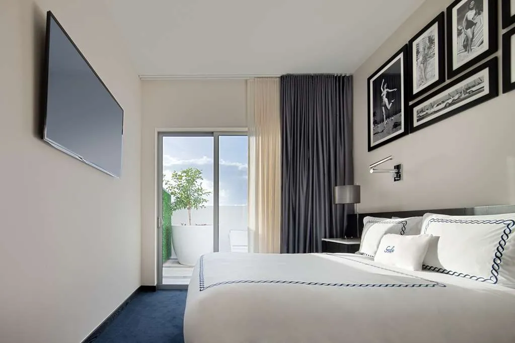 galesouthbeach_bedroom_kingbed