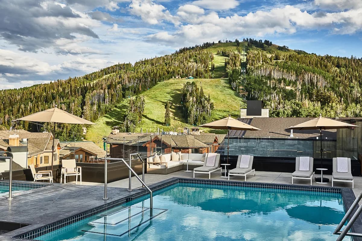 goldenerhirschaubergecollection_amenities_poolview