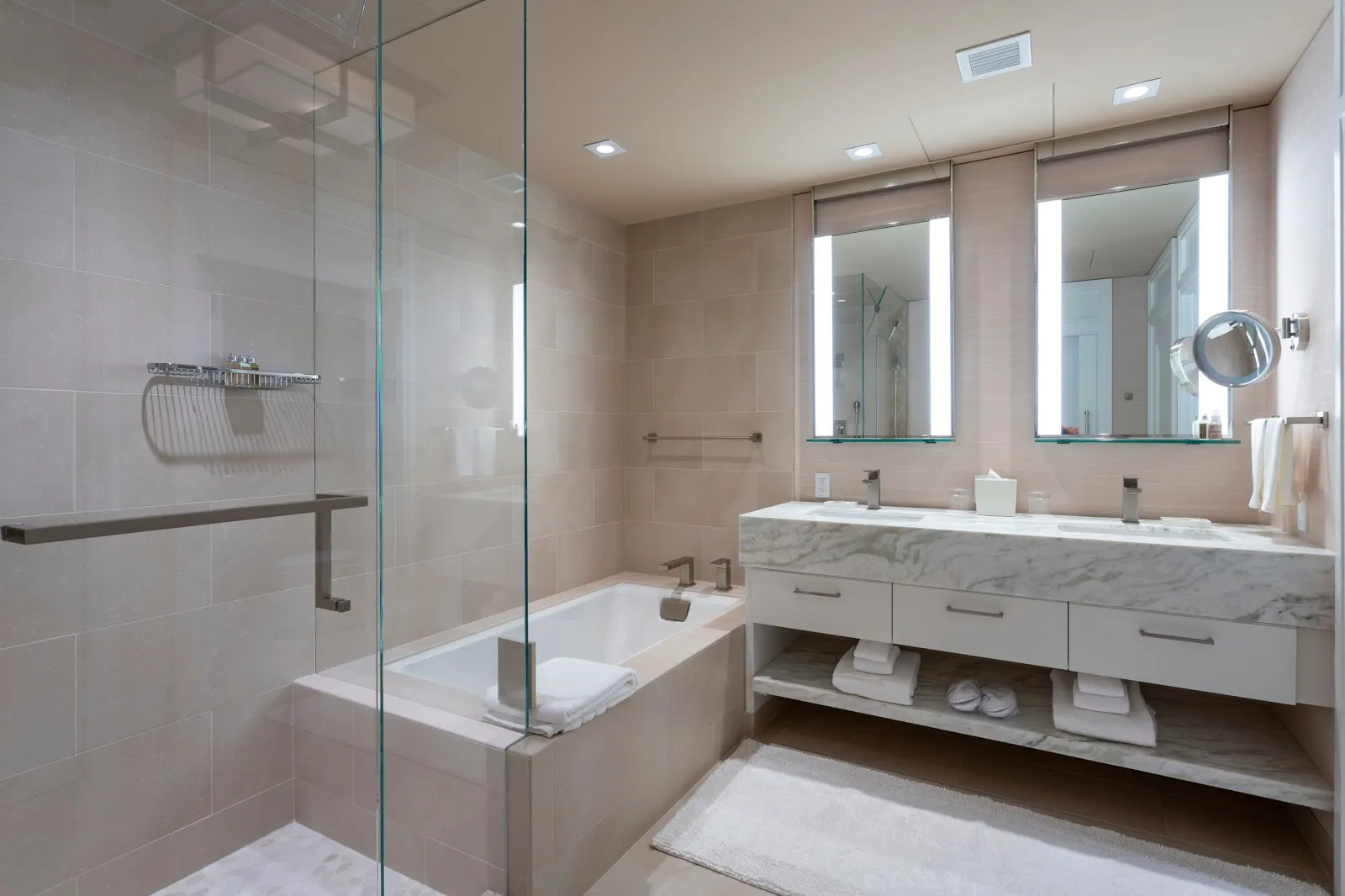 goldenerhirschaubergecollection_bathroom_showervanity