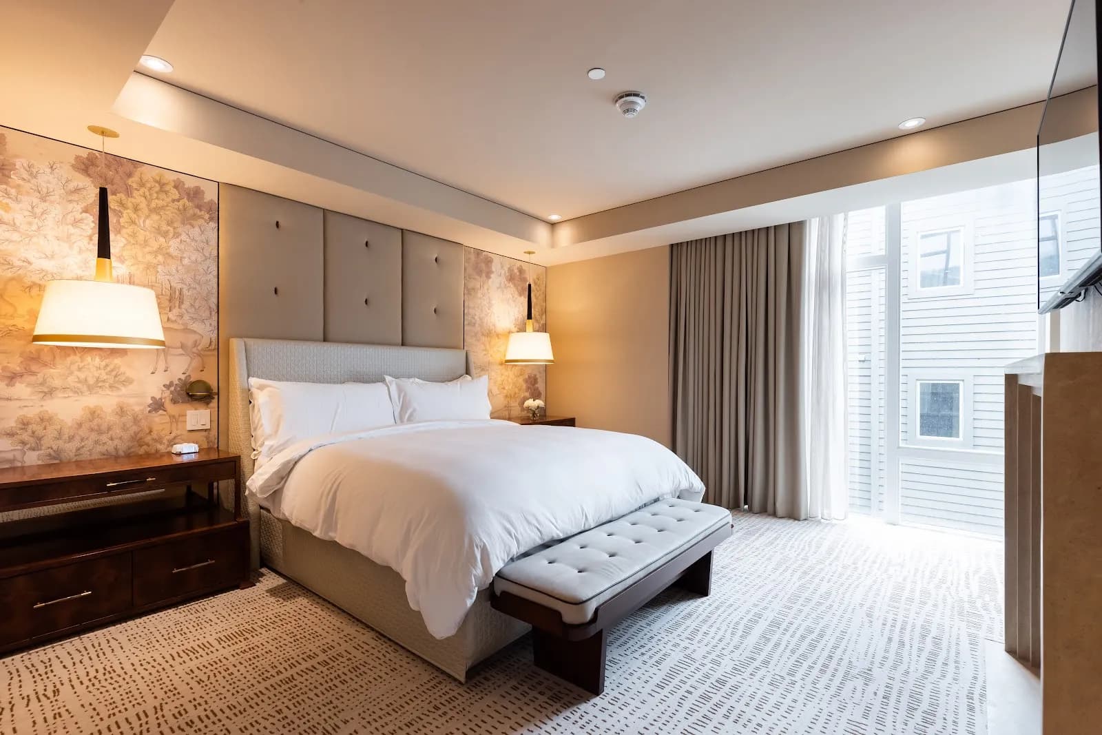 goldenerhirschaubergecollection_bedroom_kingbed