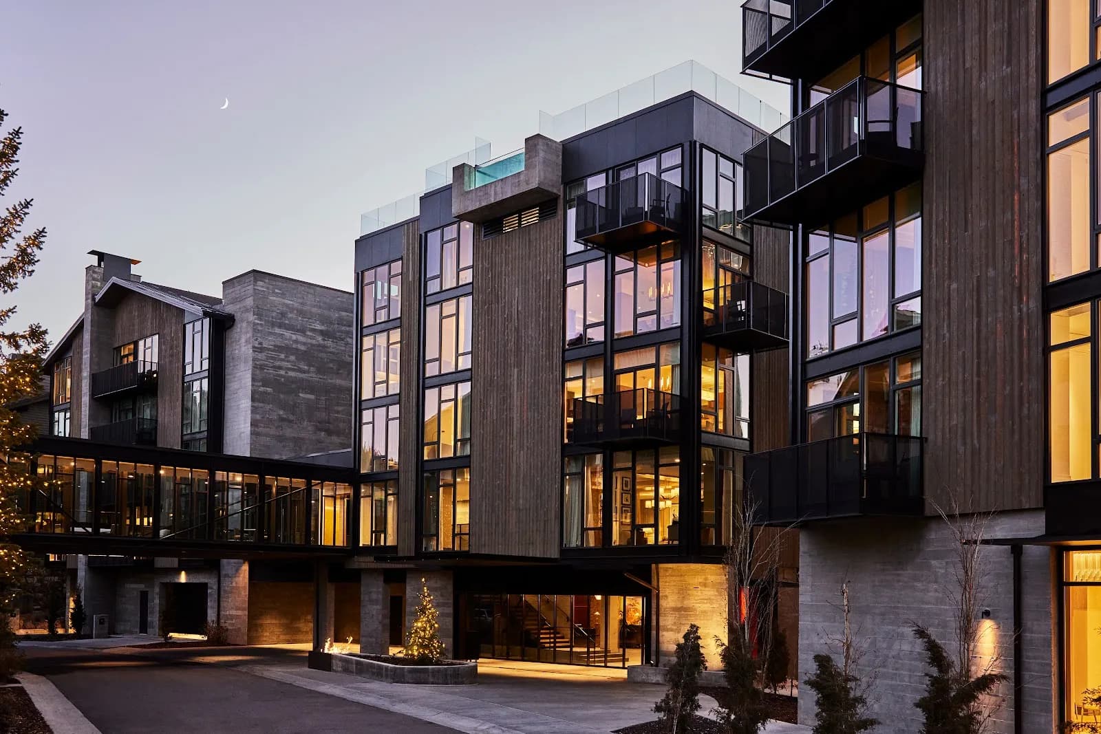 goldenerhirschaubergecollection_exterior_nightview
