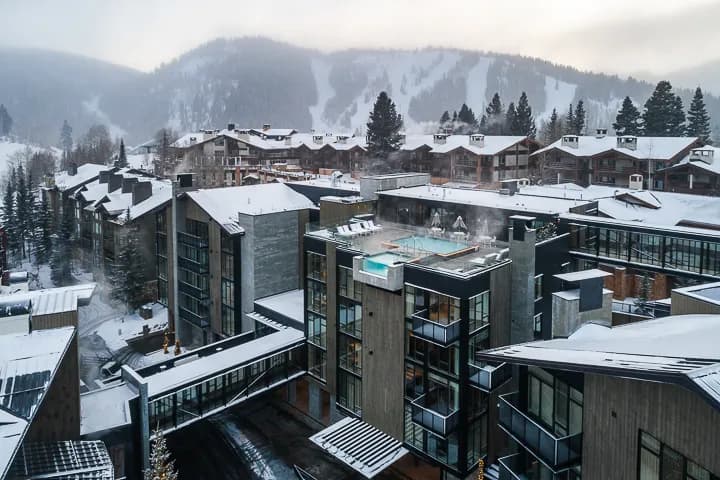 goldenerhirschaubergecollection_exterior_winteraerial