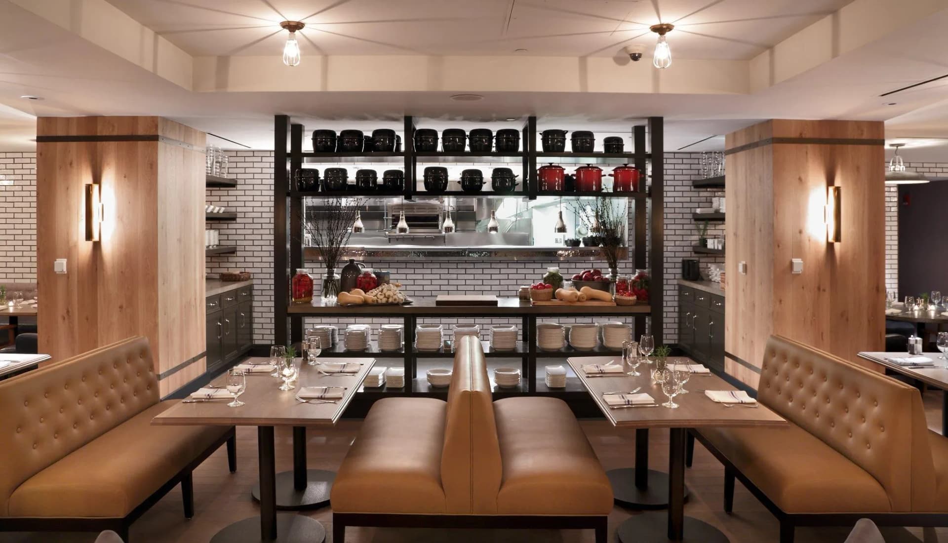 hotelakabackbay_dining_restaurantseating
