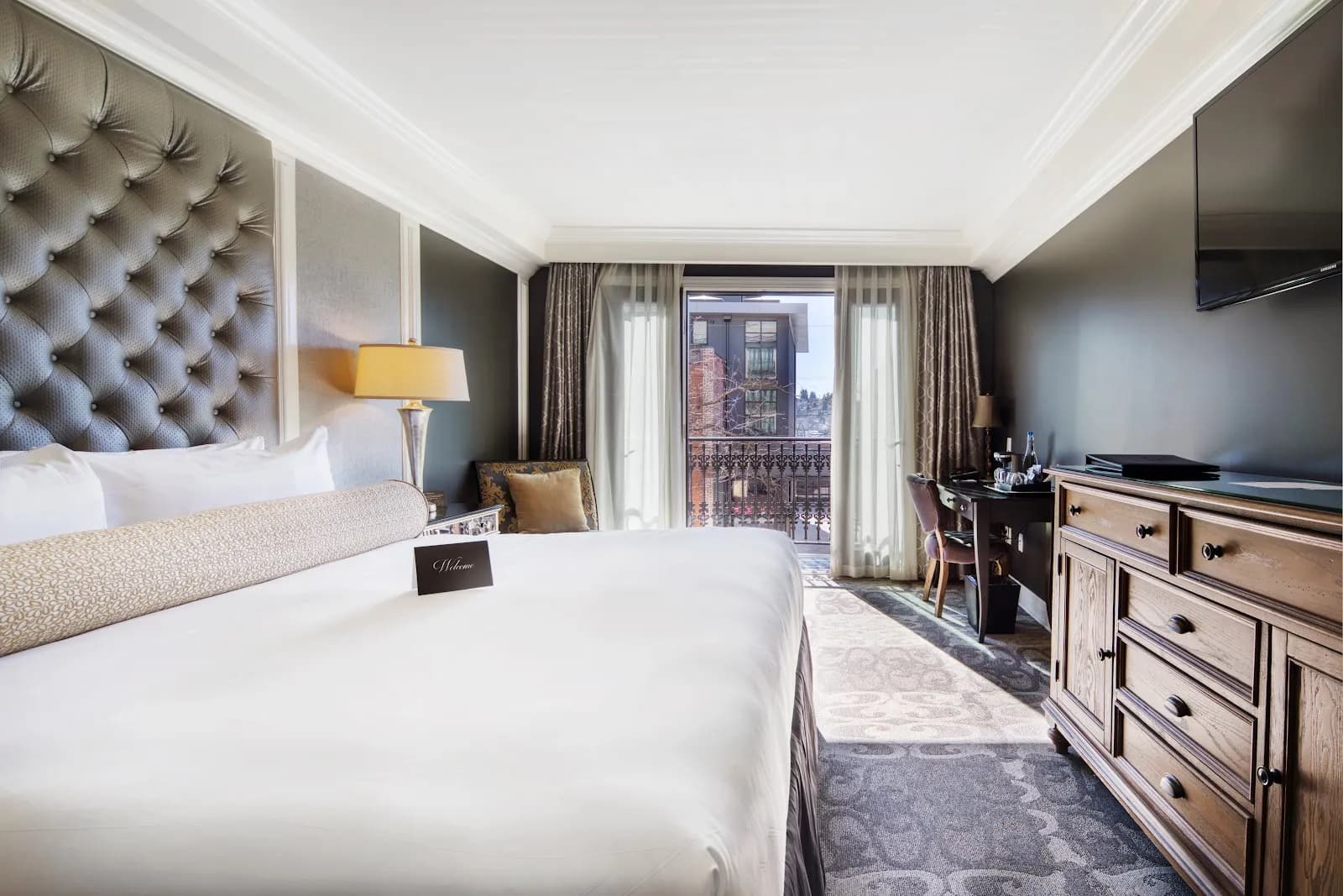bedroom-kingbed