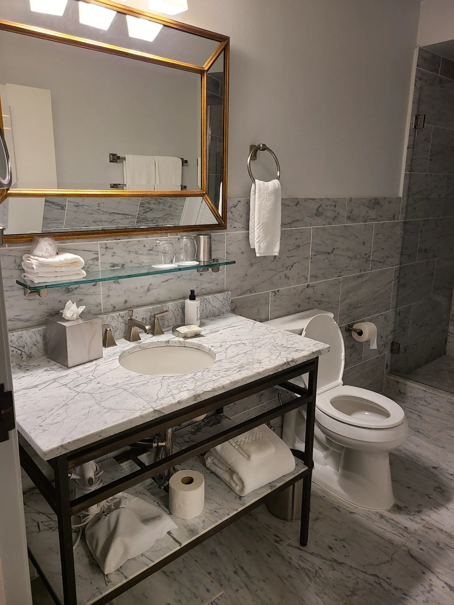 hotelella_bathroom_vanity