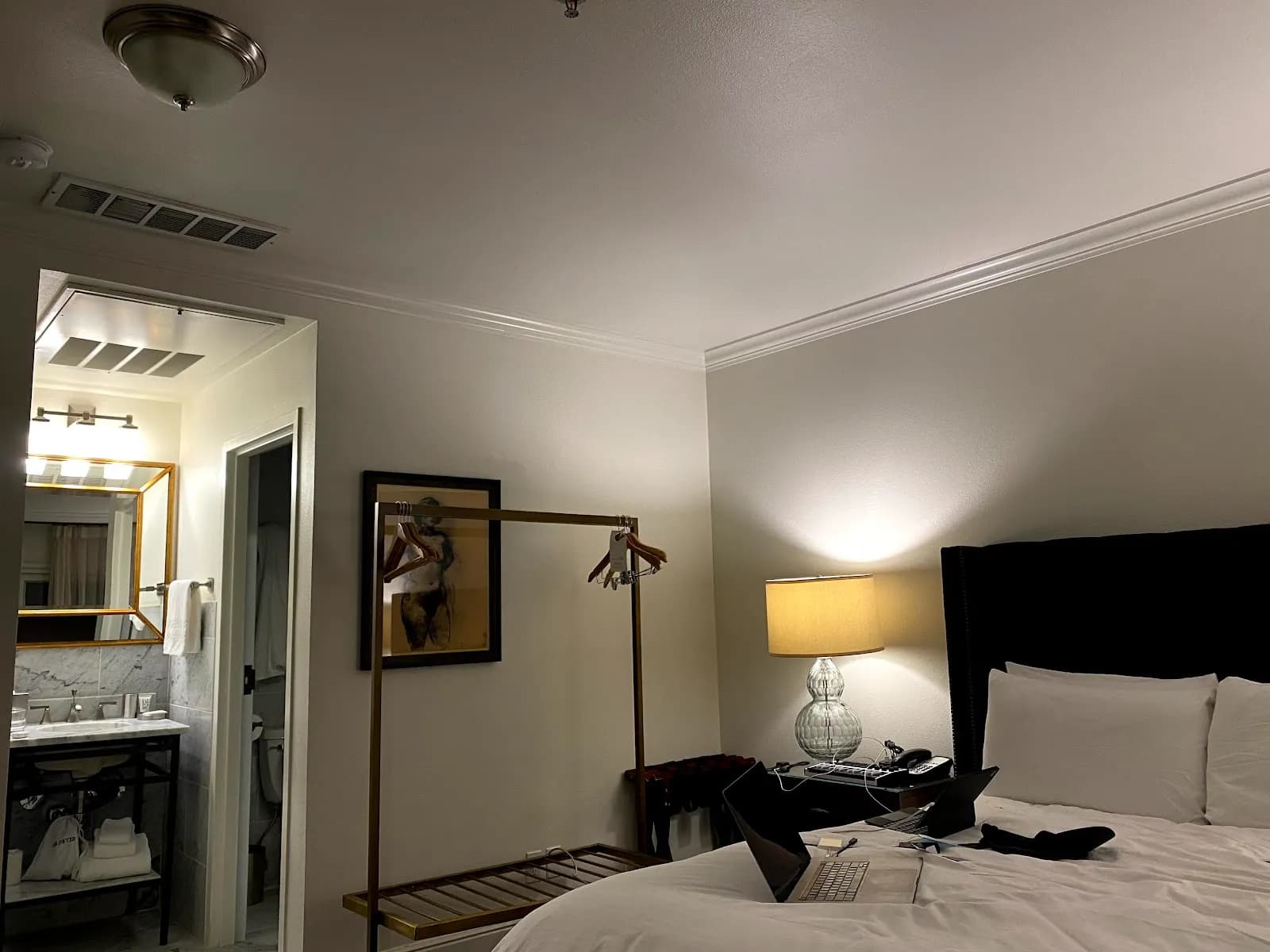 hotelella_bedroom_kingbed