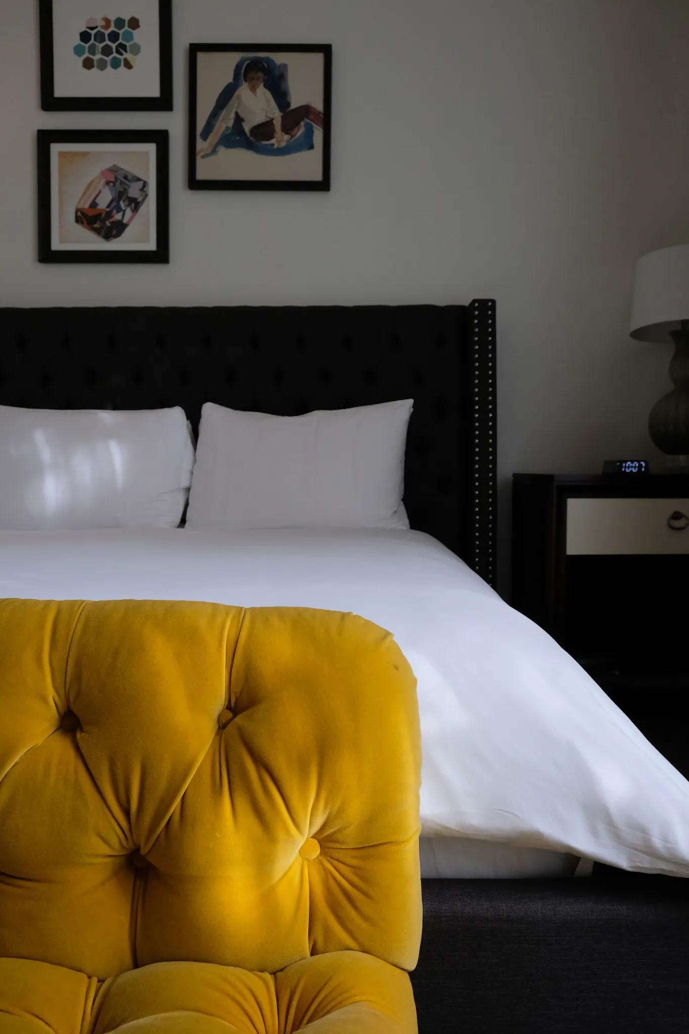 hotelella_bedroom_kingbed_2