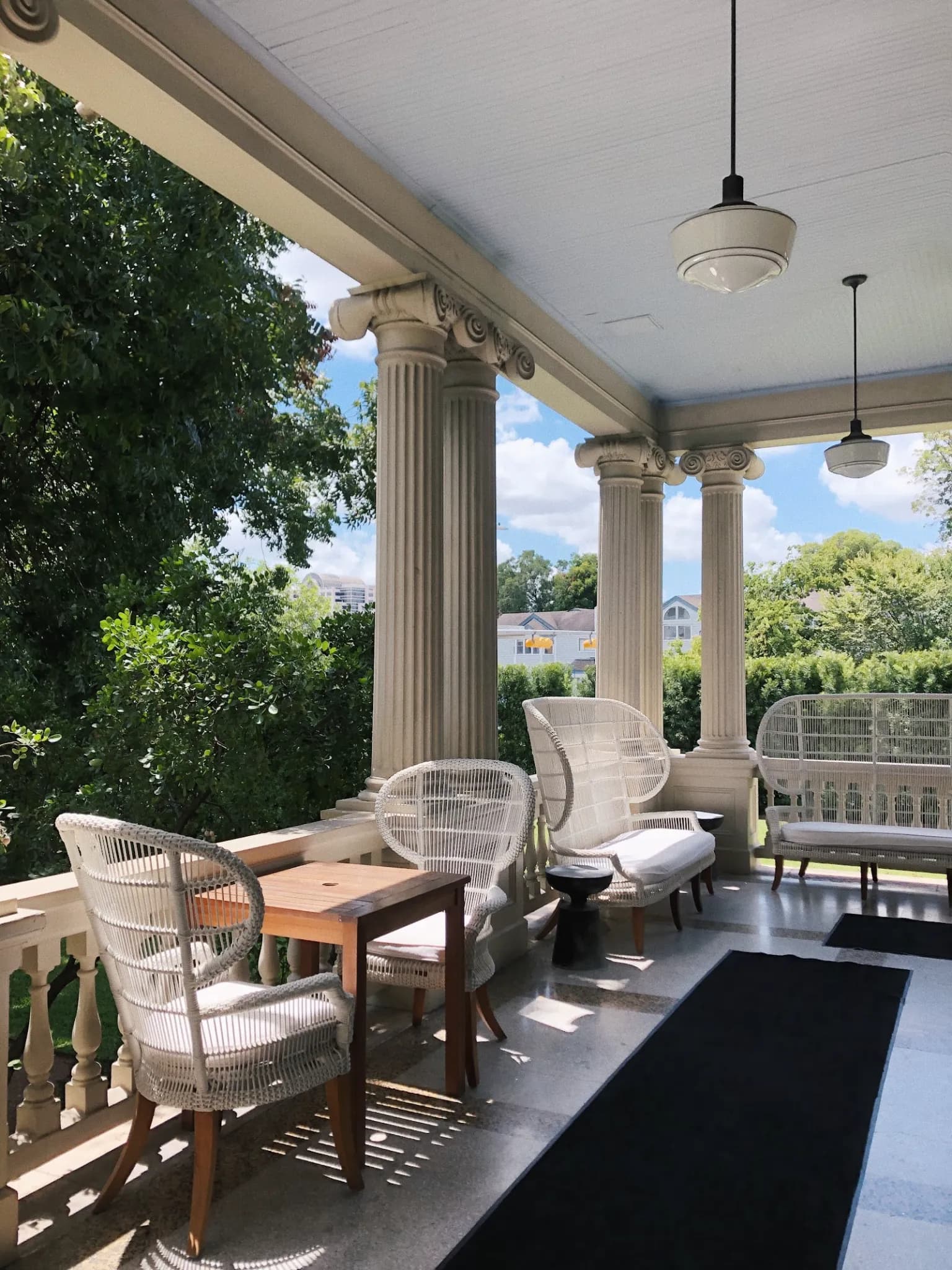 hotelella_exterior_porch