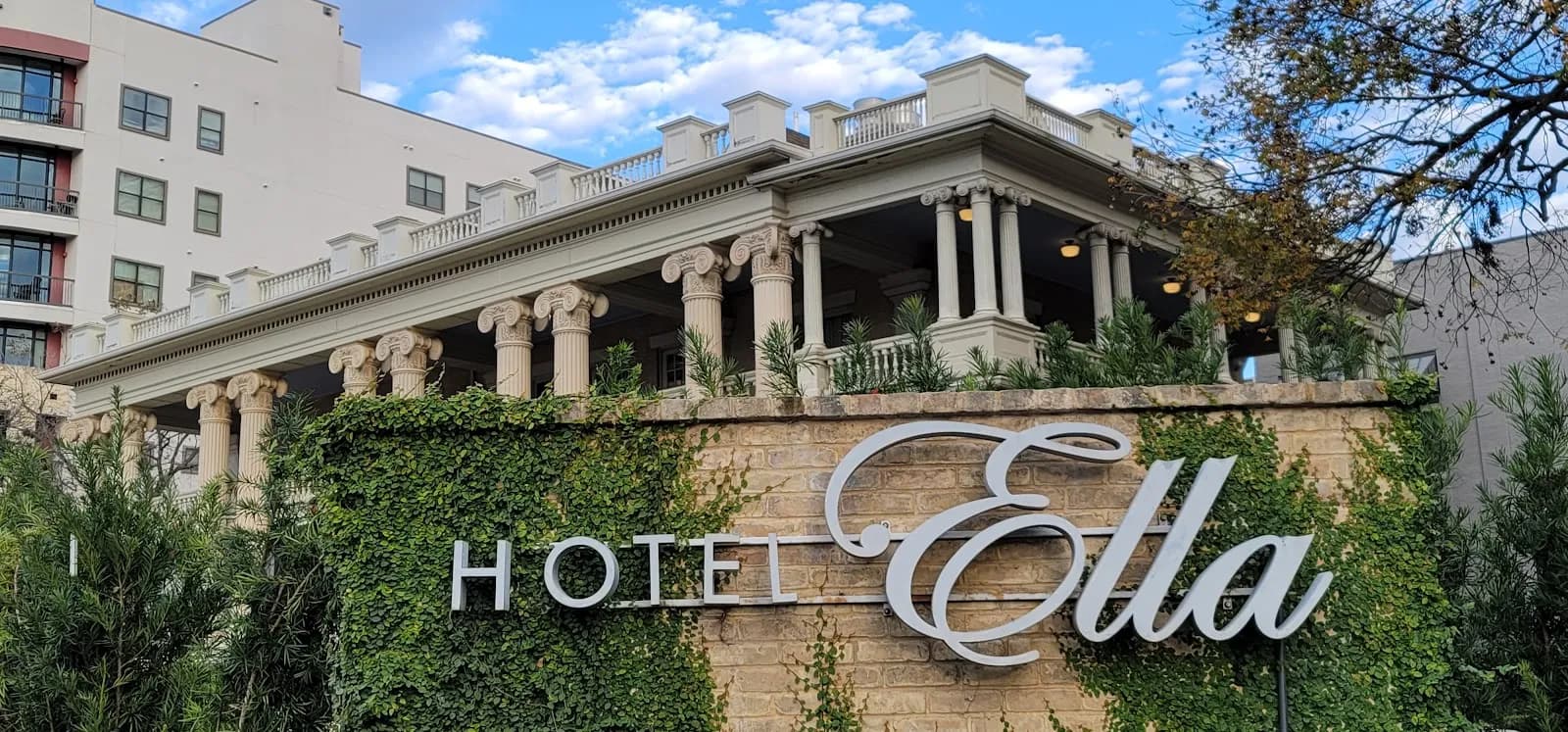 hotelella_exterior_signage