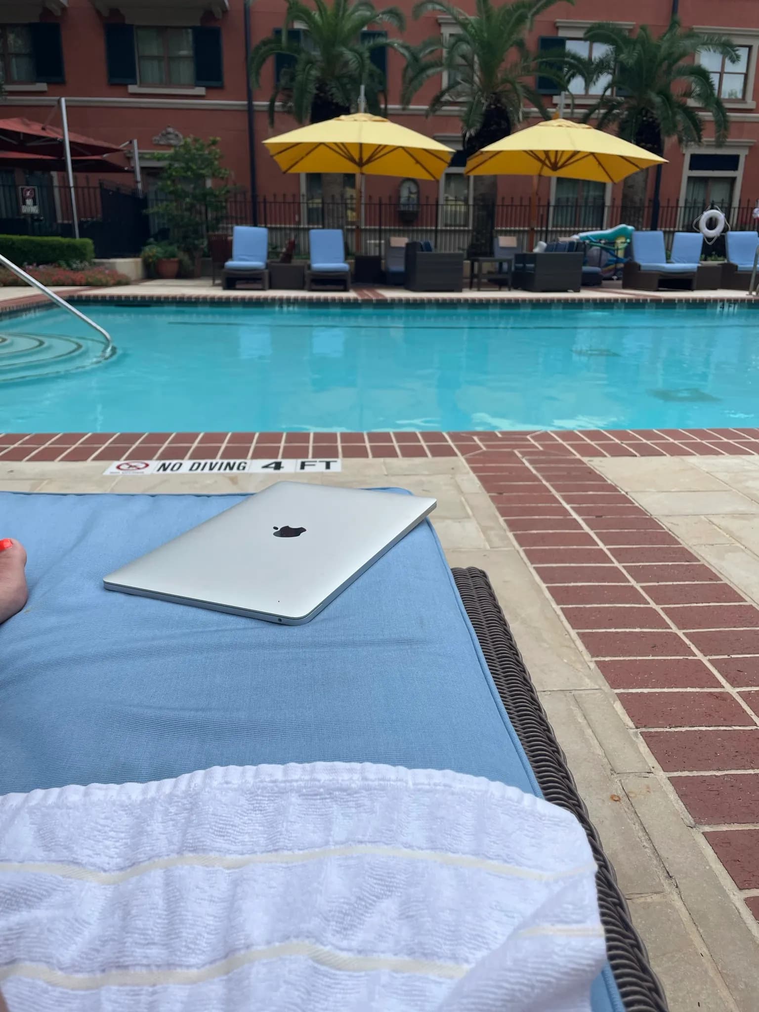 amenities-poolside