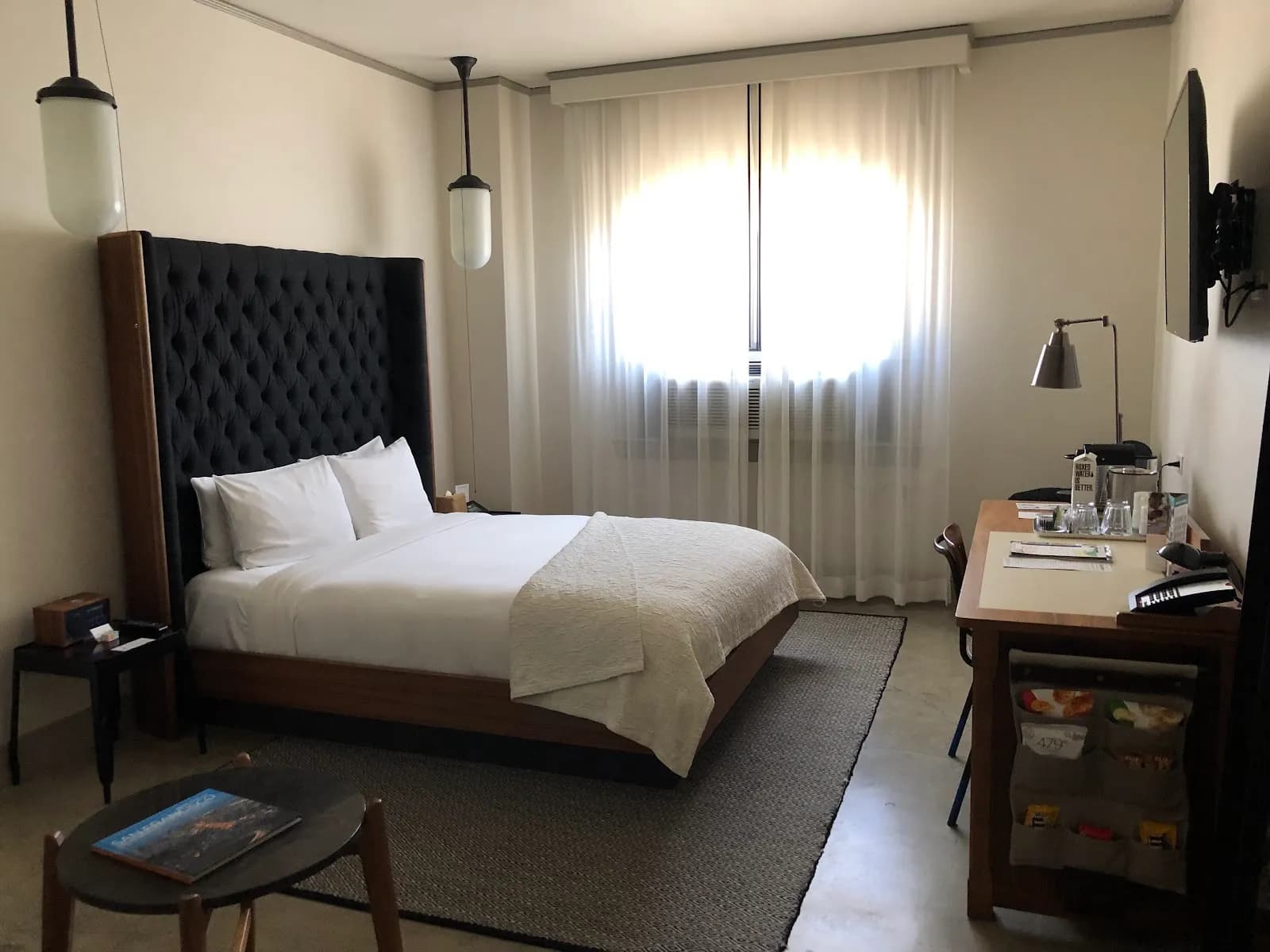 bedroom-kingbed