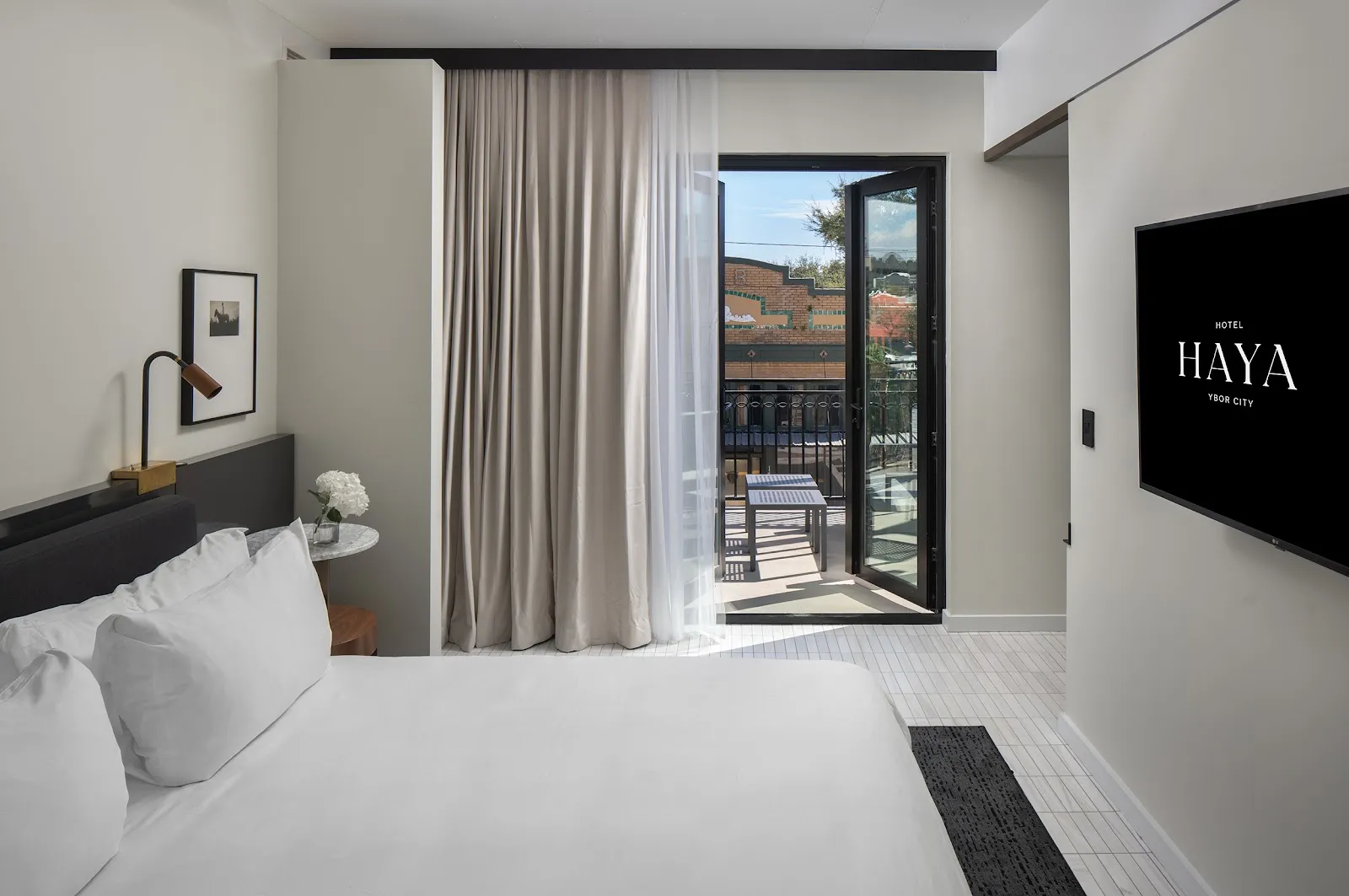 bedroom-kingbed