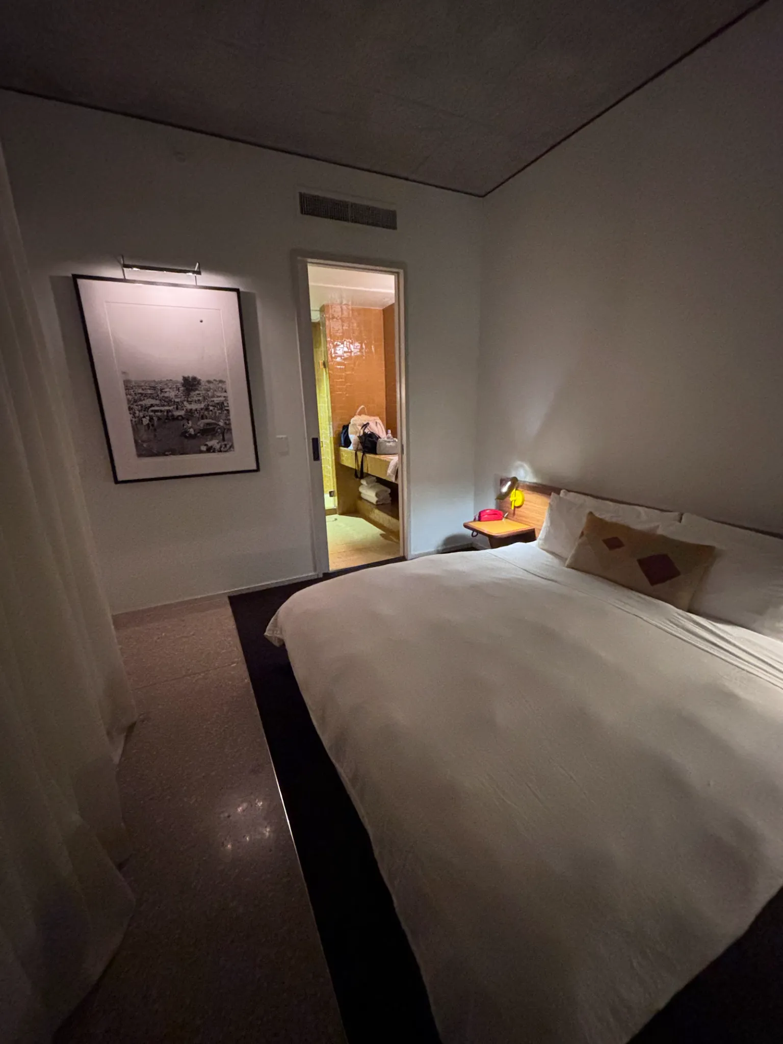 bedroom-queenbed