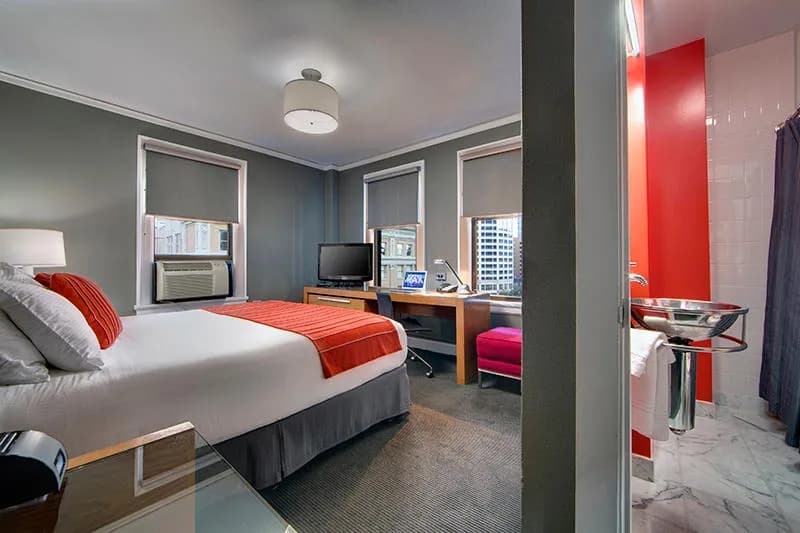 bedroom-queenbed