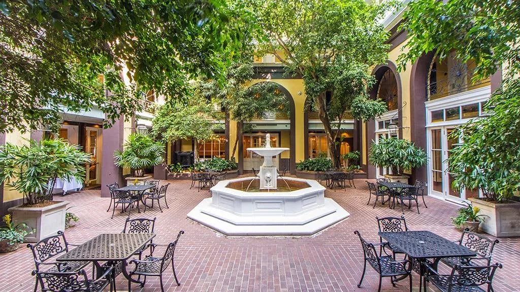 amenities-courtyard-2