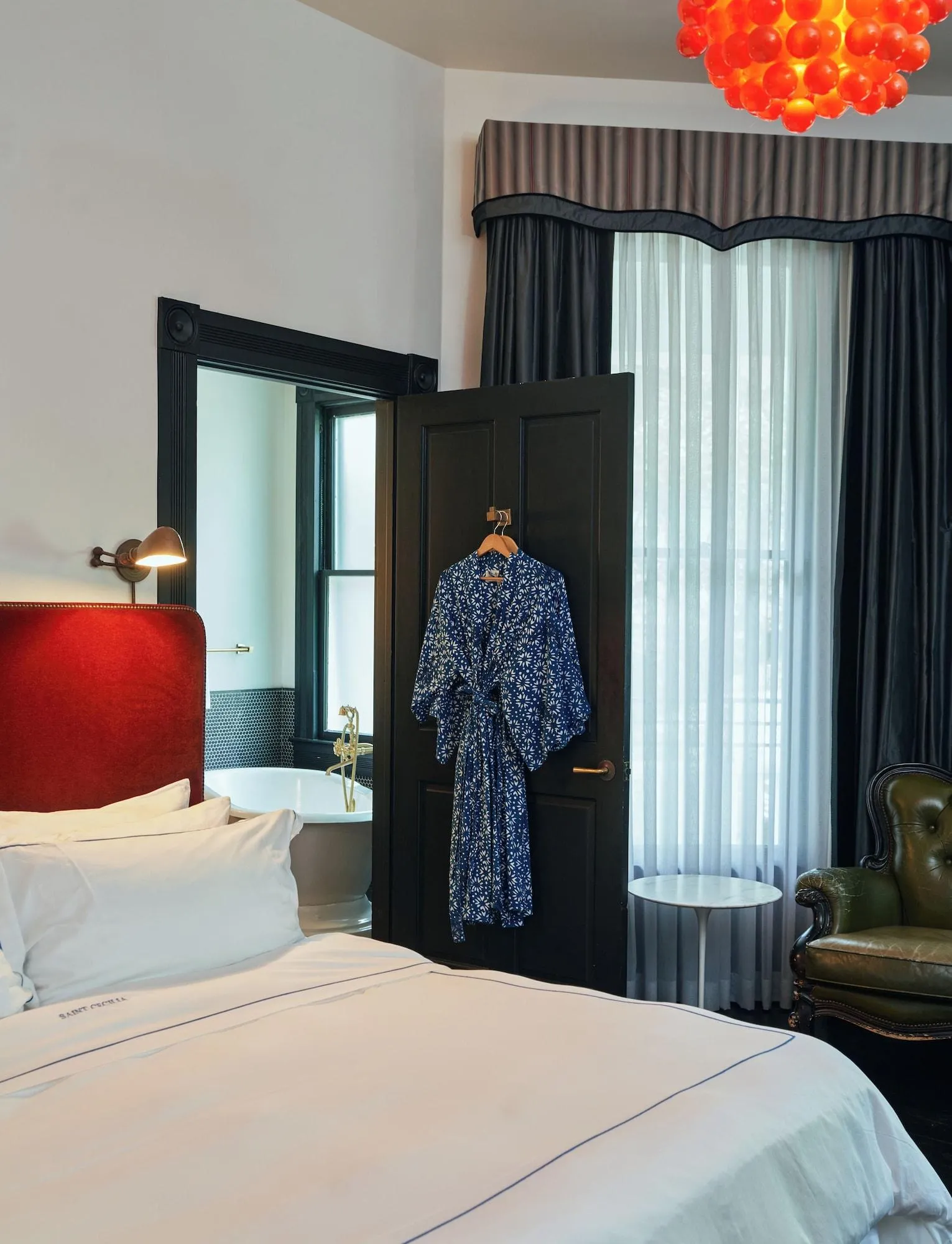 hotelsaintcecilia_bedroom_kingbed_4