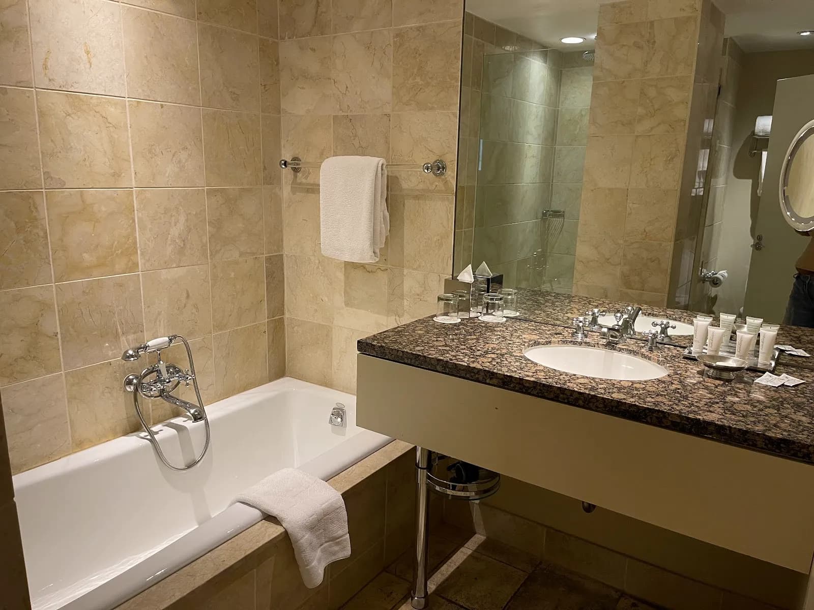 bathroom-bathtub