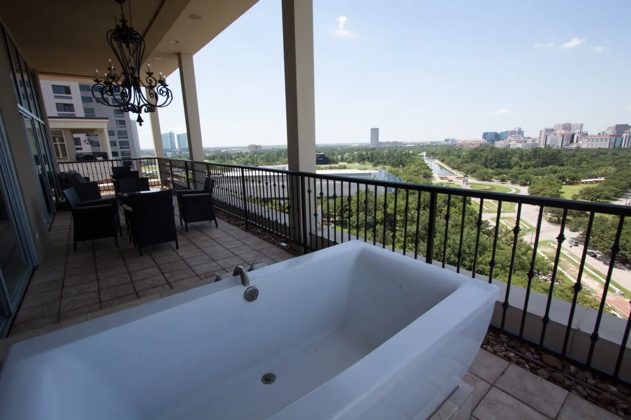 bathroom-bathtub-2
