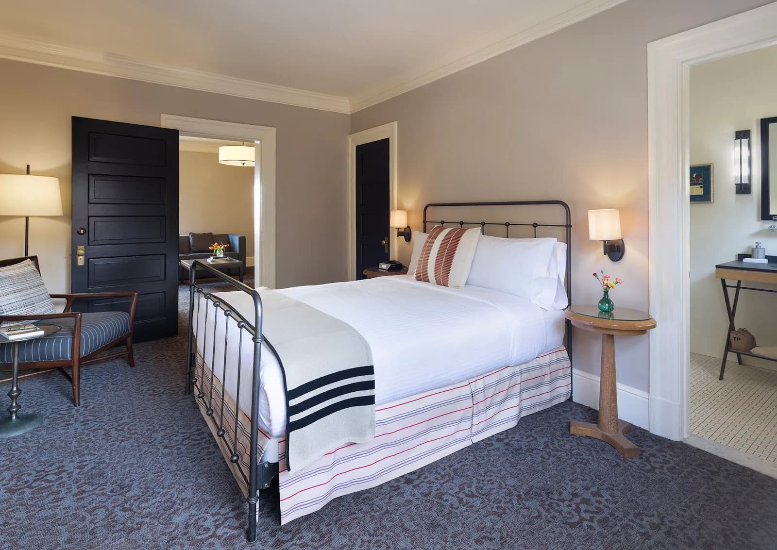bedroom-queenbed-2