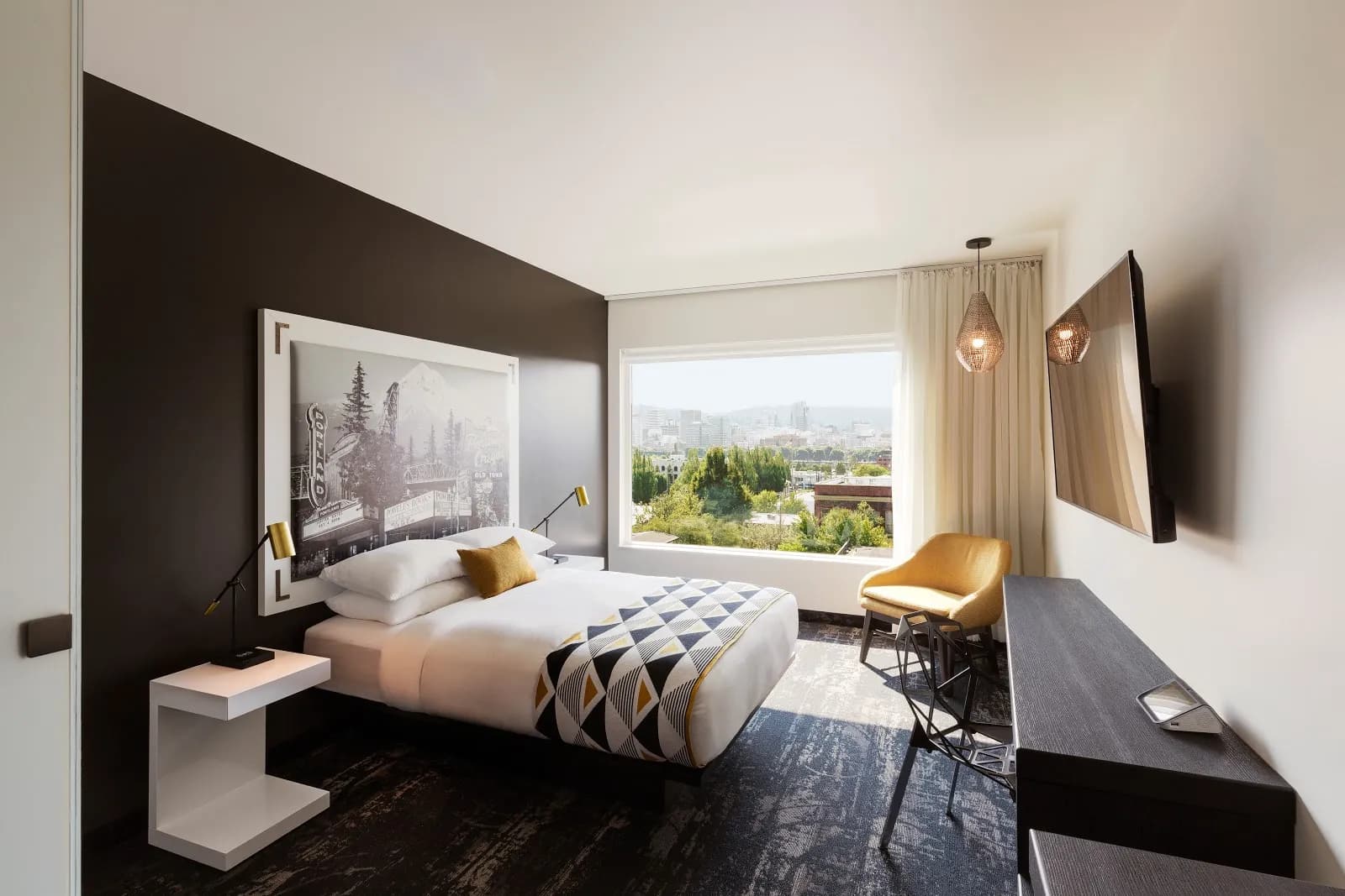 bedroom-queenbed
