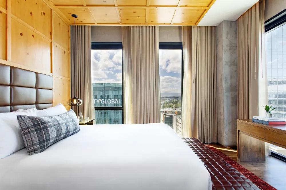 bedroom-kingbed