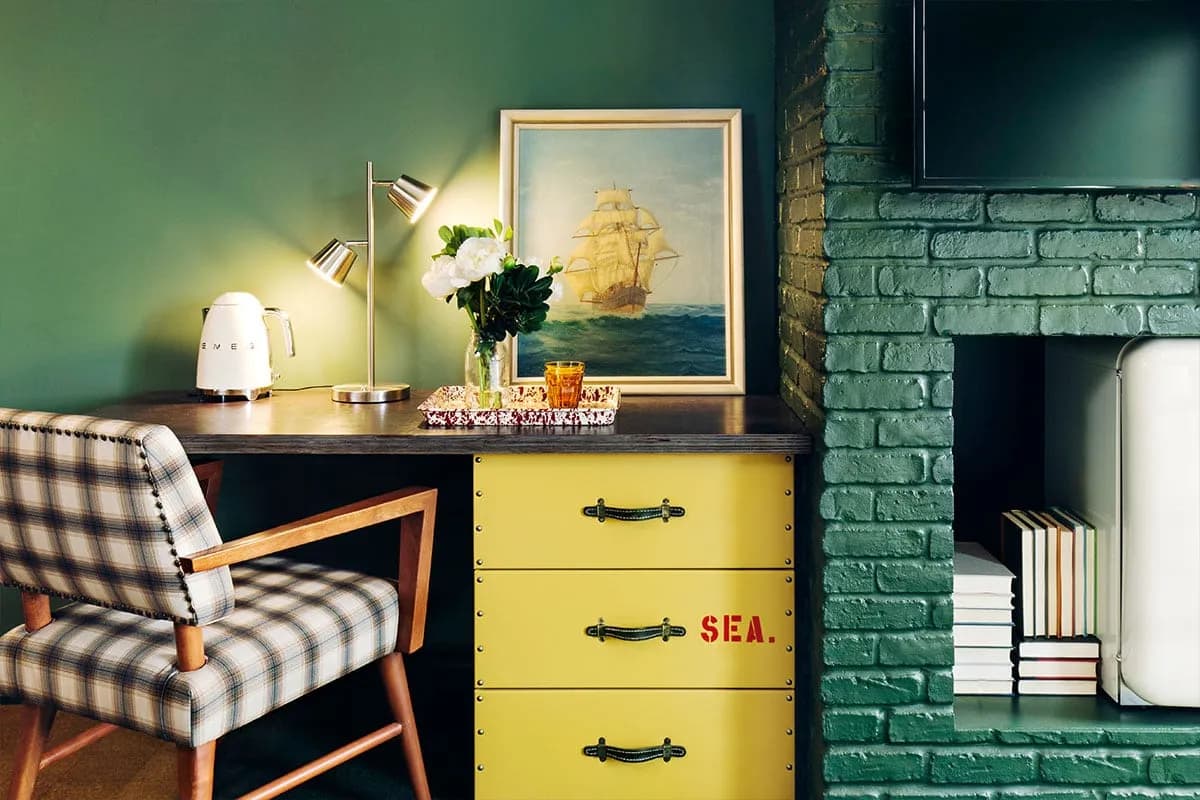 bedroom-desk