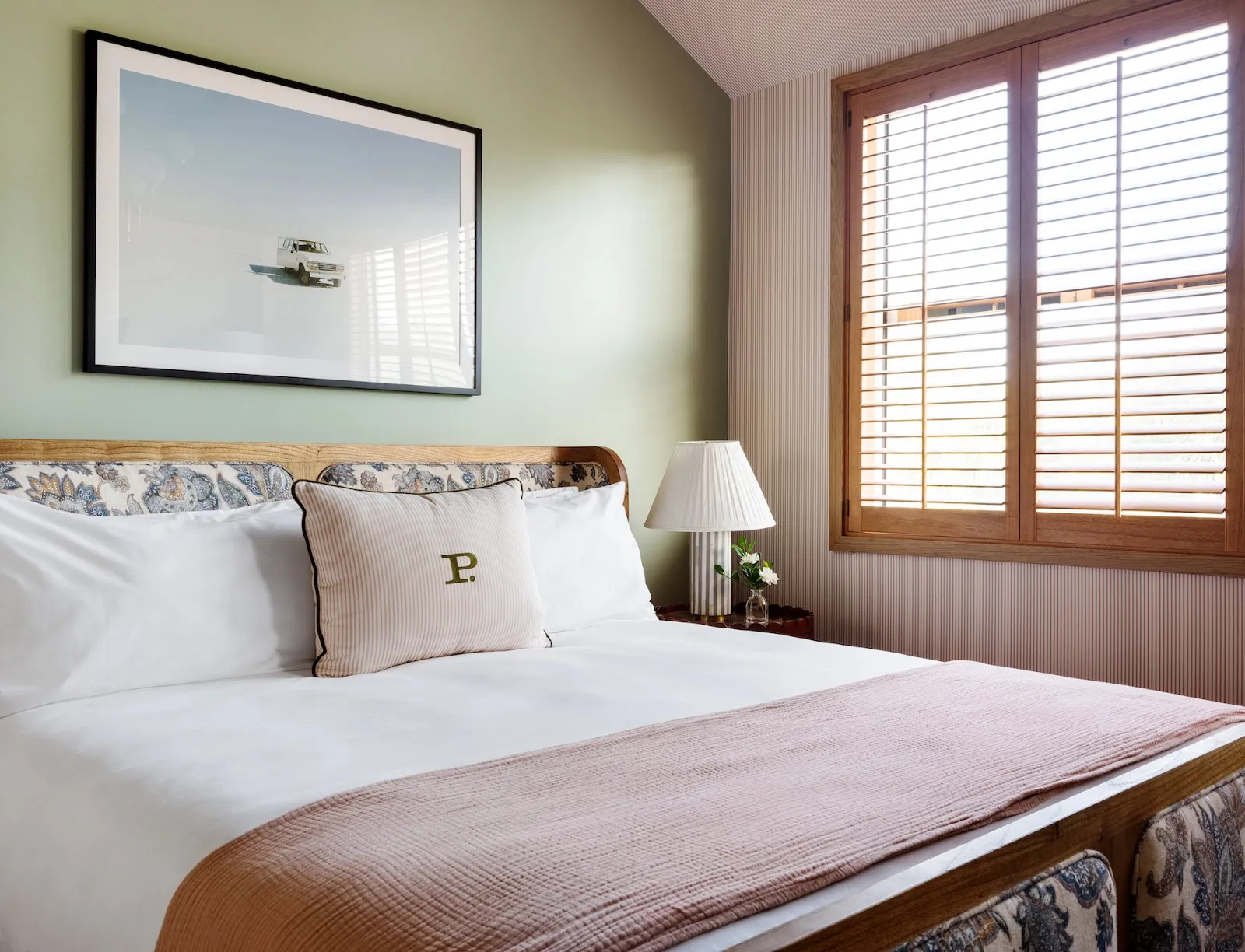 bedroom-queenbed