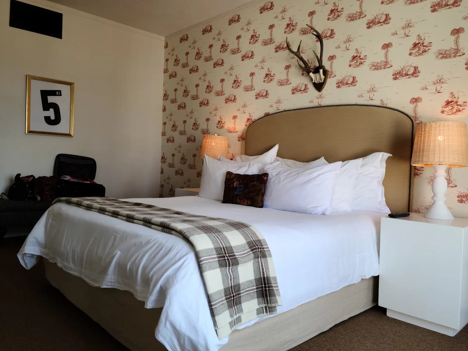 bedroom-kingbed