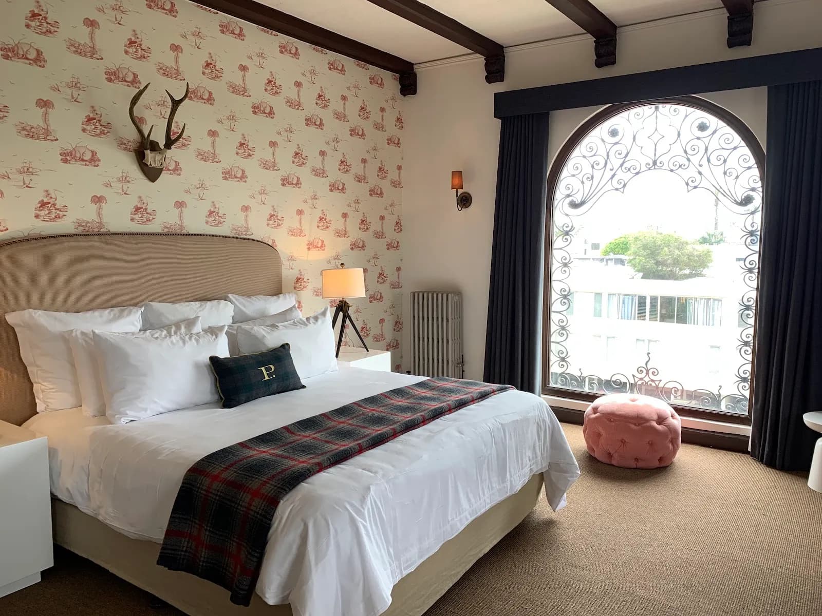 bedroom-kingbed-2