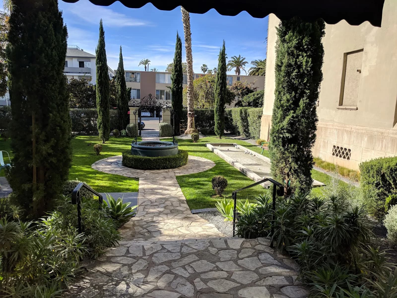 exterior-courtyard-2