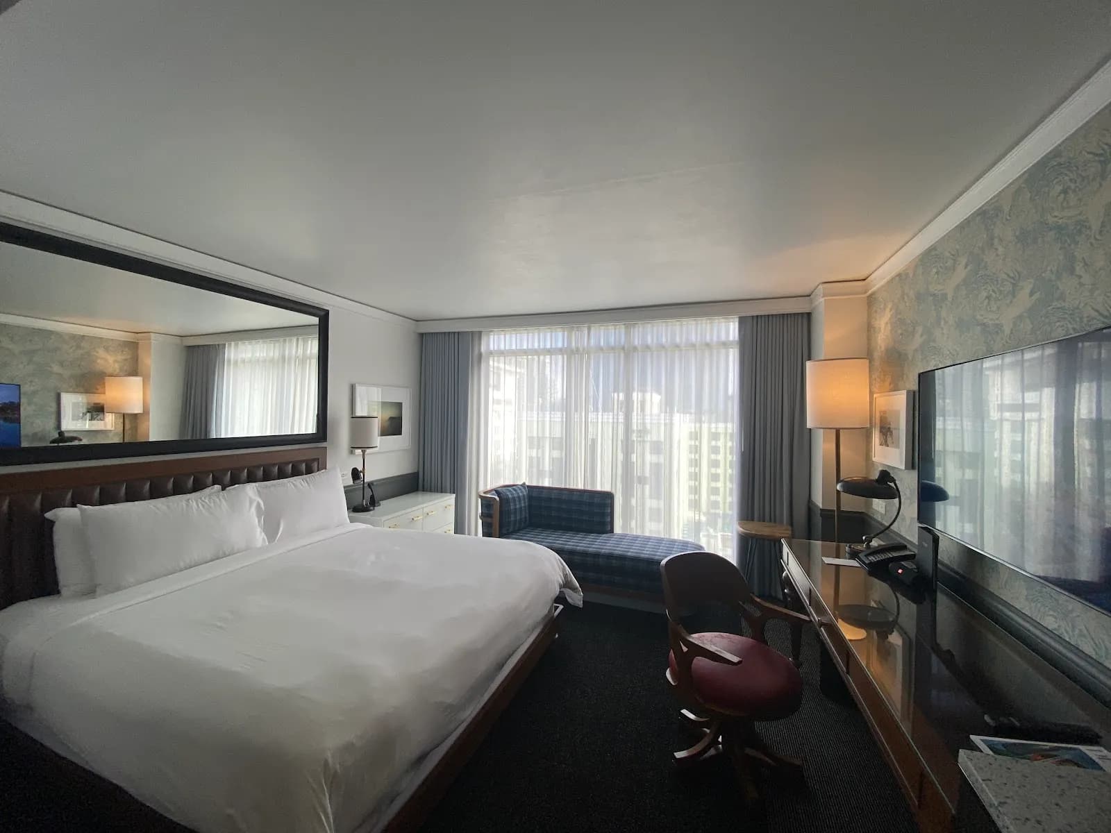 bedroom-kingbed