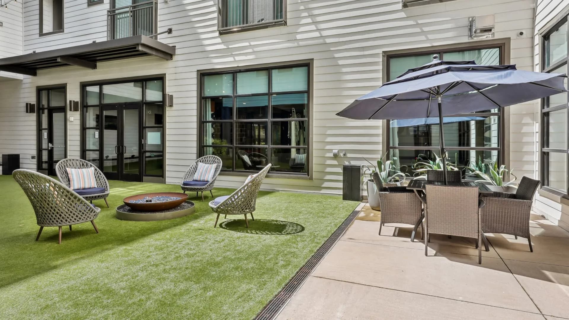 East-Austin-1630-Exterior-Courtyard-firepit2