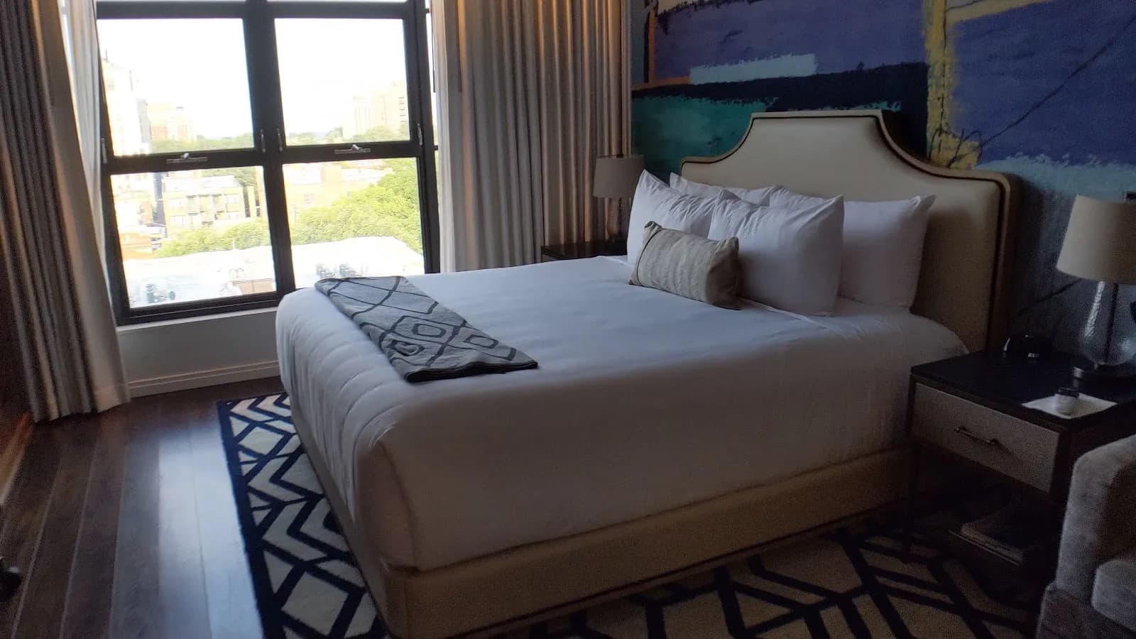 bedroom-kingbed