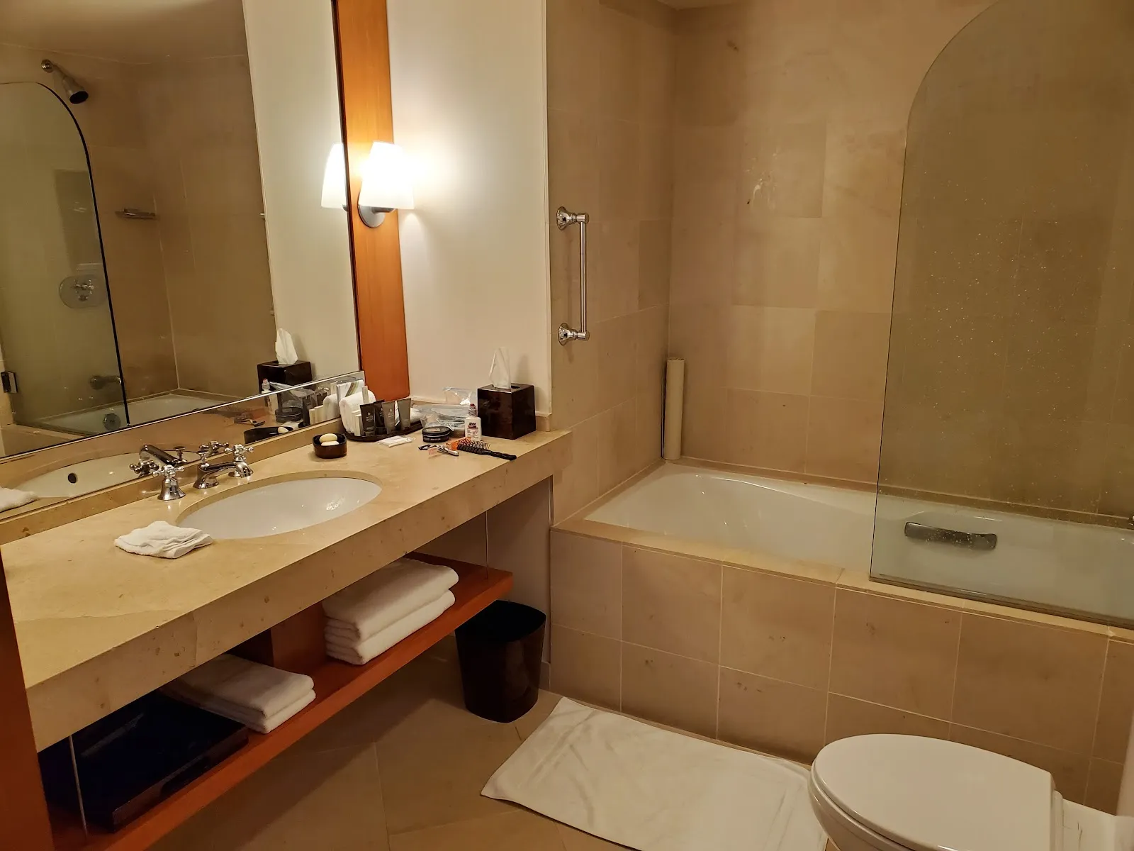 bathroom-bathtub